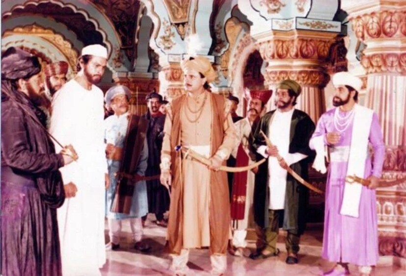 Sanjay Khan, actor Sanjay Khan, Sanjay Khan accident news, Sanjay Khan fire incident, The Sword of Tipu Sultan tragedy, Tipu Sultan series fire, Ananth Mahadevan interview, 1989 Premier Studios fire, Sanjay Khan injuries, Indian television accidents, Mysore set fire, fire on serial set , viral news, സഞ്ജയ് ഖാൻ, നടൻ സഞ്ജയ് ഖാൻ, സഞ്ജയ് ഖാൻ അപകടം , സഞ്ജയ് ഖാൻ സീരിയൽ സെറ്റ് അപകടം , ദി സ്വോർഡ് ഓഫ് ടിപ്പു സുൽത്താൻ, ദി സ്വോർഡ് ഓഫ് ടിപ്പു സുൽത്താൻ സെറ്റ് , ടിപ്പു സുൽത്താൻ, സഞ്ജയ് ഖാൻ ശസ്ത്രക്രിയ , ഷൂട്ടിംഗ് സെറ്റിലെ തീപിടിത്തം,നായകന്റെ മുഖം മുഴുവൻ പൊള്ളലേറ്റു , 54 പേർ വെന്തുമരിച്ച ദുരന്തം,ഇന്ത്യൻ സിനിമയിലെ കറുത്തദിനം