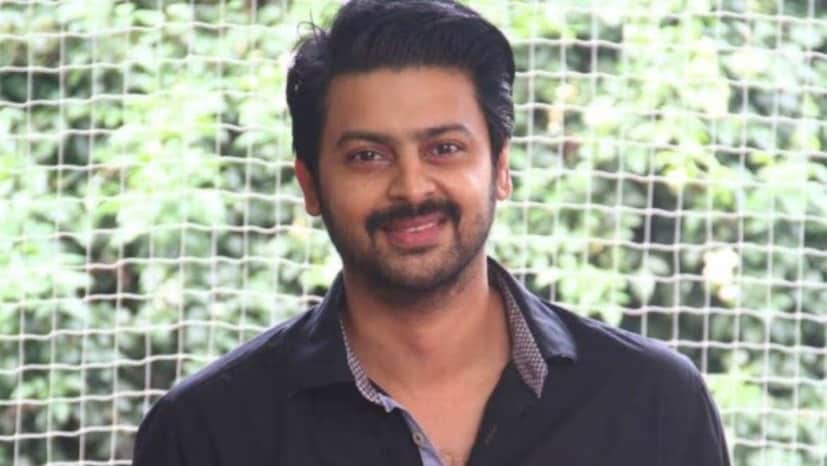  ഹൈദരാബാദിൽ ജനിച്ച നടൻ ശ്രീകാന്തിന്റെ അച്ഛൻ ഒരു എസ്‌ബി‌ഐ ബാങ്ക് ജീവനക്കാരനാണ്. ചെന്നൈയിലാണ് അദ്ദേഹം സ്കൂൾ വിദ്യാഭ്യാസം പൂർത്തിയാക്കിയത്. കോളേജ് പഠനകാലത്ത് ശ്രീകാന്തിന്റെ ജ്യേഷ്ഠൻ ഡെങ്കിപ്പനി ബാധിച്ച് മരിച്ചു. പഠനം പൂർത്തിയാക്കിയ ശേഷം, എന്തുചെയ്യണമെന്ന് അധികം ആലോചിക്കാതെ ശ്രീകാന്ത് മോഡലിംഗിൽ ശ്രദ്ധ കേന്ദ്രീകരിച്ചു. പിന്നീട്, സിനിമകളിൽ അഭിനയിക്കാൻ അവസരം ലഭിച്ചു.