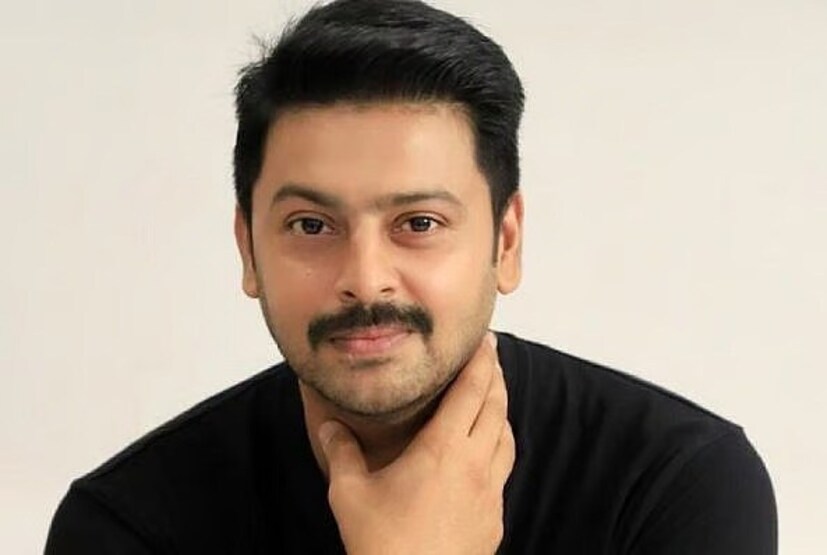  'കാതൽ വൈറസ്', '12 ബി' എന്നീ ചിത്രങ്ങളിൽ ശ്രീകാന്ത് അഭിനയിക്കേണ്ടതായിരുന്നു. എന്നാൽ ആ അവസരം നഷ്ടപ്പെട്ടു. അതിനുശേഷം, ഭാരതിരാജയുടെയും ബാലചന്ദറിന്റെയും സിനിമകളിൽ അഭിനയിക്കാൻ അദ്ദേഹത്തെ തിരഞ്ഞെടുത്തു, പിന്നീട് അതും നഷ്ടമായി. ഇതെല്ലാം 'റോജാ കൂട്ടം' എന്ന വലിയ ചിത്രത്തിന്റെ വിജയത്തിനുവേണ്ടിയായിരുന്നു.