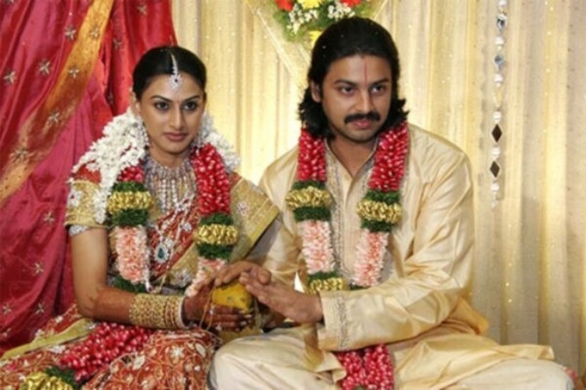  അതേസമയം, സിനിമയിൽ തിരക്കിലായിരിക്കെ, നടൻ ശ്രീകാന്തും ചെന്നൈയിൽ നിന്നുള്ള വന്ദനയും പ്രണയത്തിലായി. പിന്നീട്, ഇരുവരും കുടുംബത്തിന്റെ അറിവില്ലാതെ വിവാഹിതരായി. മൂന്ന് മാസം ഭാര്യാഭർത്താക്കന്മാരായി ജീവിച്ചു. എന്നാൽ ഭാര്യയായി സ്വീകരിക്കാൻ വിസമ്മതിച്ചതിന് എംബിഎ ബിരുദധാരിയായ വന്ദന പോലീസിൽ പരാതി നൽകി.