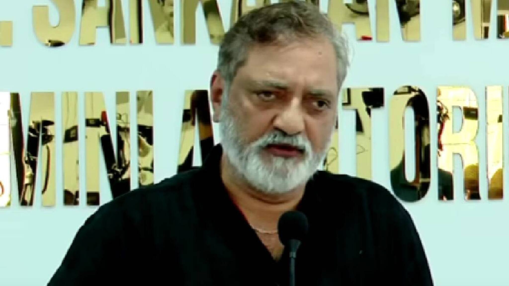 സ്ത്രീപീഡകന് നികുതിപ്പണമെടുത്ത് അവാർഡ് നൽകി ആദരിക്കുമ്പോൾ‌ നിയമത്തെ പരിഹസിക്കുകയല്ലേ ? ജോയ് മാത്യു