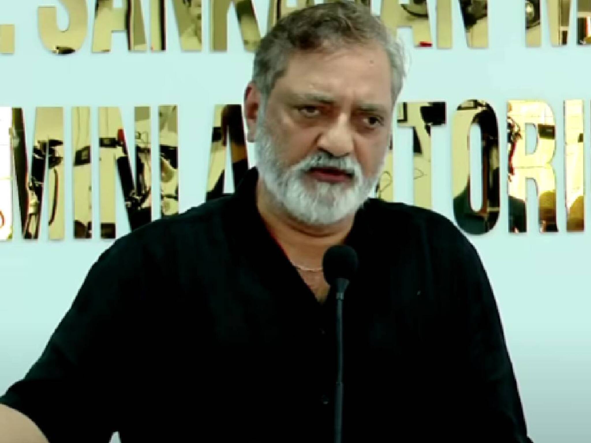 സ്ത്രീപീഡകന് നികുതിപ്പണമെടുത്ത് അവാർഡ് നൽകി ആദരിക്കുമ്പോൾ‌ നിയമത്തെ പരിഹസിക്കുകയല്ലേ ? ജോയ് മാത്യു