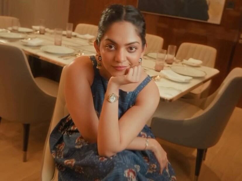 കുഞ്ഞുനാൾ മുതലേ നന്നായി ഇംഗ്ലീഷ് പറയാനും പ്രസംഗിക്കാനും കഴിവുള്ള കുട്ടിയായാണ് അഹാന കൃഷ്ണ വളർന്നത്. തീരെ കുഞ്ഞായിരുന്ന നാളുകളിൽ ഉറക്കത്തിനിടെ ഇംഗ്ളീഷിൽ പ്രസംഗിക്കുമായിരുന്നു എന്ന അഹാനയുടെ വാദം ട്രോളുകളുടെ ഇഷ്‌ടവിഷയമായിരുന്നു. തിരുവനന്തപുരത്തെ കോൺവെന്റ് സ്‌കൂളിലാണ് കൃഷ്ണ സഹോദരിമാർ പഠിച്ചത്. അഹാനയാണ് മക്കളിൽ മൂത്തയാൾ. എന്നാലും മലയാളം പറയേണ്ട സ്ഥലങ്ങളിൽ അഹാന വളരെ നന്നായി സംസാരിക്കാറുണ്ട്. അതേസമയം തന്നെ ചിലനേരങ്ങളിൽ ചില അബദ്ധങ്ങൾ പിണയാറുമുണ്ട് (തുടർന്ന് വായിക്കുക)