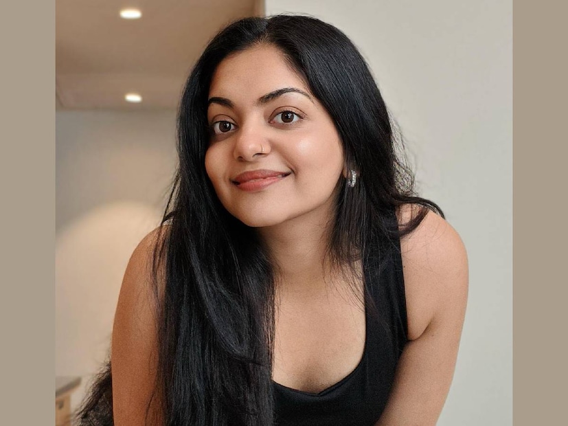 അഹാന കൃഷ്ണ കഴിഞ്ഞ ദിവസം പോസ്റ്റ് ചെയ്ത ഒരുപറ്റം ഇൻസ്റ്റഗ്രാം സ്റ്റോറികളിൽ മലയാള ഭാഷയുടെ കാര്യത്തിൽ പറ്റിയ ഒരബദ്ധത്തെക്കുറിച്ച് അവർ രേഖപ്പെടുത്തുന്നുണ്ട്. അതിനു മുൻപ് ഒരു ചെറിയ ഫ്ലാഷ്ബാക്ക്. പോയവർഷം സെപ്റ്റംബർ മാസത്തിൽ നടന്ന അനുജത്തി ദിയ കൃഷ്ണയുടെ വിവാഹത്തിന്റെ സംഗീത് ചടങ്ങിൽ നൃത്തം കൊറിയോഗ്രഫി ചെയ്തത് അഹാന കൃഷ്ണയായിരുന്നു. ഇതിൽ മുത്തശ്ശനും മുത്തശ്ശിയും ഉൾപ്പെടെ നൃത്തം ചെയ്തിരുന്നു.'ആവേശം' സിനിമയിലെ ഇല്ലുമിനാറ്റി... ഗാനത്തിനാണ് അവർ നൃത്തം ചെയ്തത്. അഹാനയുടെ മുത്തശ്ശി ഇതിനെ 'ഉല്ലു മീനാക്ഷി...' എന്ന് പാടി പ്രാക്ടീസ് ചെയ്യുന്ന ദൃശ്യം പോസ്റ്റ് ചെയ്തതും ഇതേ അഹാന തന്നെയെന്ന് ഓർക്കണം 