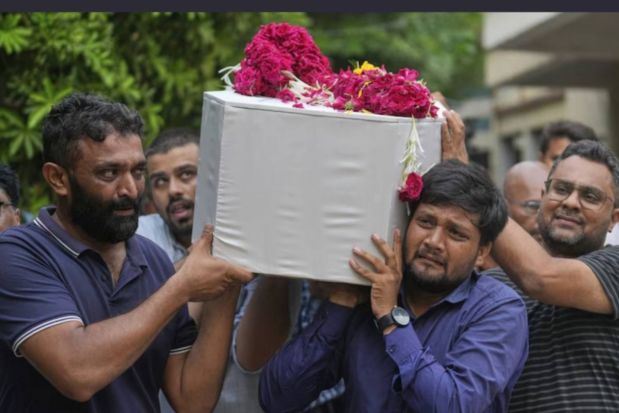 Air India Plane Crash: വിമാനാപകടത്തിൽ മരിച്ചവരുടെ മൃതദേഹങ്ങൾ കൈമാറുമ്പോൾ ബന്ധുക്കൾ പൊട്ടിക്കരഞ്ഞത് ഡോക്ടറുടെ ആ ഒരു വാക്കിൽ