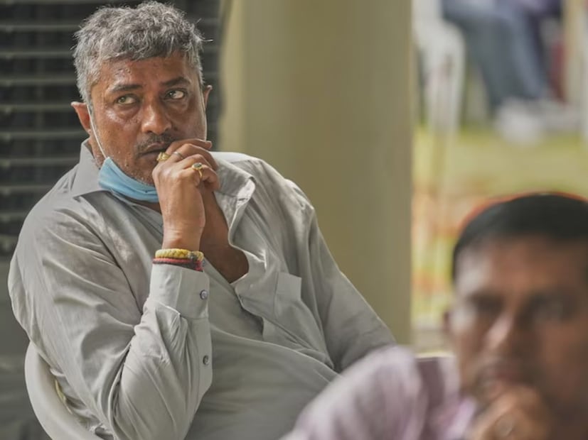 അതേസമയം, മൃതദേഹങ്ങൾ തിരിച്ചറിയുന്നതിലെ കാലതാമസത്തിലും എയർലൈനിന്റെ അശ്രദ്ധയിലും നിരവധി കുടുംബങ്ങൾ കടുത്ത അതൃപ്തി പ്രകടിപ്പിച്ചിട്ടുണ്ട്. അഹമ്മദാബാദിൽ കാത്തിരിക്കുന്ന ഇരകളുടെ കുടുംബാംഗമായ ഇംതിയാസ് അലി പറഞ്ഞു, "72 മണിക്കൂറിലധികം കഴിഞ്ഞു, പക്ഷേ ഇതുവരെ ആരിൽ നിന്നും ഒരു വിവരവും ലഭിച്ചിട്ടില്ല. എന്റെ സഹോദരൻ ജാവേദും ഭാര്യയും രണ്ട് കുട്ടികളും മരിച്ചു. ഞങ്ങൾ അവരുടെ മൃതദേഹത്തിനായി കാത്തിരിക്കുകയാണ്."