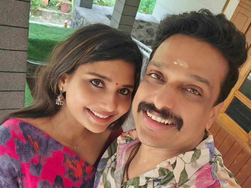 പങ്കാളി തുഷാര കമലാക്ഷിക്കൊപ്പം അനീഷ് ഉപാസന. തുഷാരയുടെ പേജിൽ പ്രത്യക്ഷപ്പെട്ട ചിത്രമാണിത്