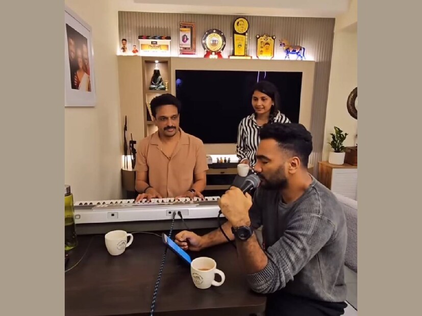 പോയ ദിവസം തുഷാരയ്ക്കും ഗായകൻ ഗായകൻ ഇംത്തിയാസ് മുഹമ്മദിനുമൊപ്പം ഉള്ള ഒരു ജാമിങ് സെഷൻ അദ്ദേഹം പോസ്റ്റ് ചെയ്തിരുന്നു. ഇൻസ്റ്റാഗ്രാം സ്റ്റോറിയിലാണ് അനീഷ് ഉപാസനയുടെ പോസ്റ്റ്. വിവാഹം കഴിഞ്ഞോ, അതോ വിവാഹം ഉടനെയുണ്ടാവുമോ തുടങ്ങിയ ചോദ്യങ്ങൾ ആരാധകർക്കും ഉണ്ടാവും. അതേക്കുറിച്ചൊന്നും നിലവിൽ അനീഷ് ഉപാസന മറുപടി നൽകിയിട്ടില്ല. കുറച്ചു ദിവസങ്ങൾക്ക് മുൻപ് തിരുവിതാംകൂർ രാജകുടുംബാംഗം ആദിത്യ വർമയ്‌ക്കൊപ്പമുള്ള ഒരു റീൽസ് വീഡിയോ അനീഷ് ഉപാസന പോസ്റ്റ് ചെയ്തിരുന്നു 