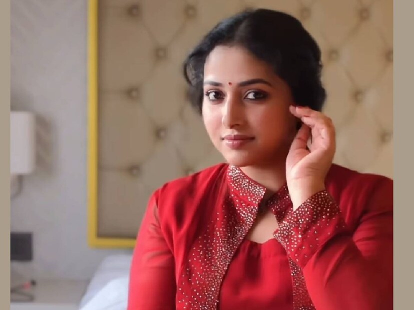 വയനാട് സ്വദേശിയായ അനു സിതാര അഭിനേത്രി എന്നതിലുപരി നല്ലൊരു നർത്തകി കൂടിയാണ്. 2023ലെ 'വാതിൽ' എന്ന സിനിമയിലാണ് അനു സിതാര ഏറ്റവും ഒടുവിൽ വേഷമിട്ടത്. വിവാഹശേഷം അഭിനയം ആരംഭിച്ച നടി കൂടിയാണവർ. 'പൊട്ടാസ് ബോംബ്' എന്ന ചിത്രത്തിലൂടെയാണ് അനു സിതാരയുടെ മലയാള സിനിമാ പ്രവേശം. ഇത്രയും വർഷങ്ങൾക്കിടെ അനു സിതാര നായികയായാണ് അതിഥി താരമായും സിനിമയിൽ അഭിനയിച്ചു കഴിഞ്ഞു