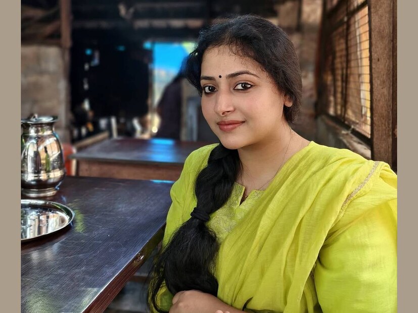 ഈ സ്ഥലം ഏതെന്നു കണ്ടുപിടിക്കലാണ് ആരാധകരുടെ ജോലി. നാട്ടിൻപുറങ്ങളിലെ ഈ കാഴ്ച കണ്ട് പരിചയിച്ച അവർ ഒട്ടേറെ സ്ഥലപ്പേരുകൾ കമന്റിൽ കുറിച്ചു. അതിൽ ശരിയായ ഉത്തരം നൽകിയവർക്ക് അനു നേരിട്ട് മറുപടിയും കൊടുത്തു. ഇത് കോഴിക്കോട് ജില്ലയിലെ അന്നശ്ശേരി എന്ന സ്ഥലത്തെ ഹോട്ടലാണ്. എന്നാൽ, ട്രോളാൻ ആഗ്രഹിക്കുന്നവരും കുറവല്ല. അവർ തങ്ങളുടെ ഭാവനയിൽ ഉരുത്തിരിഞ്ഞ രസകരമായ കമന്റുകൾ ഈ പോസ്റ്റിനു താഴെ കുറിച്ചതും കാണാം കഴിയും. ഇനി വരും ദിവസങ്ങളിൽ ഈ ചിത്രങ്ങൾക്ക് ലഭിക്കാൻ പോകുന്ന വേർഷനുകൾ എങ്ങനെയെല്ലാമാകും എന്നവർ ഊഹിച്ചെടുക്കുന്നു 