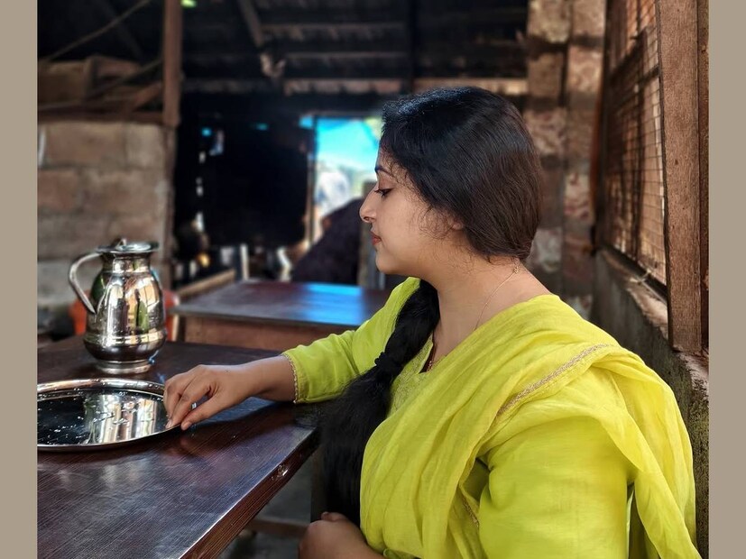 ഈ കാഴ്ചയുമായി വരികയാണ് നടി അനു സിതാര. അനുവിനും ലുക്കിൽ ലാളിത്യം നിറയുന്നു. മുന്നിൽ ഇരിക്കുന്ന സ്റ്റീൽ പ്ളേറ്റിലും കെറ്റിലിലും കണ്ണാടിയിൽ എന്ന പോലെ മുഖം വ്യക്തമായി കാണാം. അത്രയ്ക്ക് വൃത്തിയായി കഴുകി വെടിപ്പാക്കിയിരിക്കുന്നു. കഴിച്ച ഭക്ഷണത്തിന്റെ വിവരങ്ങൾ അനു സിതാര ഇൻസ്റ്റഗ്രാമിൽ പോസ്റ്റ് ചെയ്ത ചിത്രങ്ങളിൽ കാണാൻ കഴിഞ്ഞേക്കില്ല. 'ആഡംബരം തൊട്ടുതീണ്ടിയിട്ടില്ല, നല്ല ഭക്ഷണം മാത്രം. കലർപ്പില്ലാത്ത സന്തോഷത്തിന് എന്റെ വേർഷൻ' എന്ന് അനു സിതാര പോസ്റ്റിനു പുറമേ ഇൻസ്റ്റഗ്രാം സ്റ്റോറിയിൽ കുറിച്ചു 