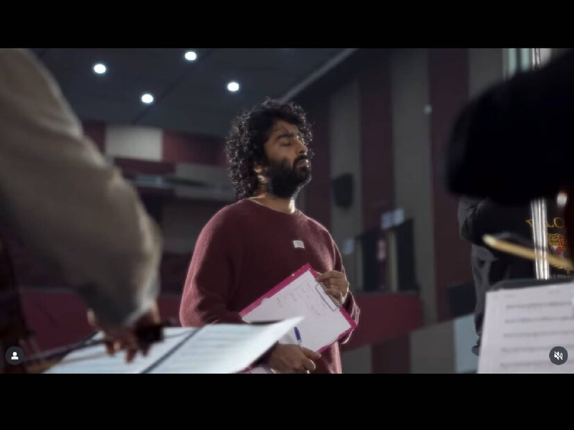 മറ്റൊരു പൊൻതൂവൽ കൂടി തന്റെ കിരീടത്തിൽ ഉറപ്പിക്കാനുള്ള പോക്കിലാണ് അർജിത്ത് സിംഗ്. ഈ വരുന്ന സെപ്റ്റംബർ മാസത്തിൽ യു.കെയിലെ ഒരു സ്റ്റേഡിയത്തിൽ നടക്കുന്ന പരിപാടിയിൽ അദ്ദേഹം ആദ്യമായി പാടുന്ന ഇന്ത്യൻ ഗായകൻ എന്ന പദവി അർജിത്തിന്‌ സ്വന്തമാവും. സെപ്റ്റംബർ അഞ്ചിനാണ് പരിപാടി. ലണ്ടനിലെ പ്രശസ്തമായ ടോട്ടൻഹാം ഹോട്സ്പർ സ്റ്റേഡിയത്തിലാണ് പരിപാടി. ഈ വർഷം അർജിത്ത് നടത്തുന്ന ഏക യൂറോപ്പ്യൻ പരിപാടി കൂടിയാകും ഇത് 