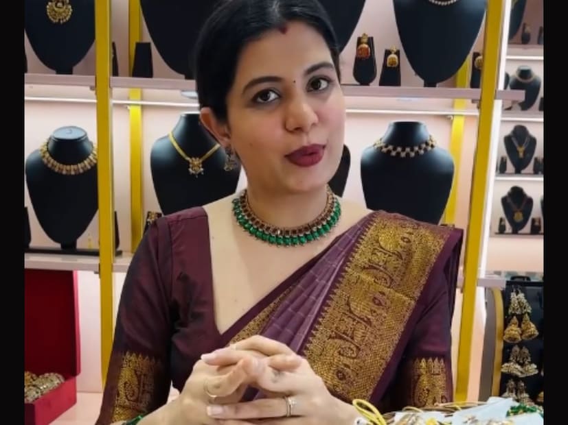 ഇപ്പോൾ ടോണി മൈക്കിൾ എന്ന മേക്കപ്പ് കലാകാരൻ കൃഷ്ണകുമാർ കുടുംബത്തോടൊപ്പം ജോലി ചെയ്ത അനുഭവക്കുറിപ്പ് പങ്കിടുന്നു. 'മേക്കപ്പ് ആർട്ടിസ്റ്റ് എന്ന നിലയിൽ ഒരു തവണ കൃഷ്ണകുമാറിനും കുടുംബത്തിനുമൊപ്പം വർക്ക് ചെയ്യാൻ സാധിച്ചു. കുടുംബം മുഴുവൻ ലൊക്കേഷനിൽ ഉണ്ടായിരുന്നു. ഒരു കുടുംബം എങ്ങനെയാവണം എന്ന് സത്യത്തിൽ ഇവരെ കണ്ടുപഠിക്കണം. എനിക്ക് കുറച്ചുകൂടുതൽ അടുപ്പം ഫീൽ ചെയ്തതും കണക്റ്റ് ആയതും ദിയയുമായിട്ടായിരുന്നു. ഭയങ്കര പോസിറ്റീവ് ആറ്റിട്യൂട് ആണ്. ഉള്ളിൽ തോന്നുന്നത് മുഖത്തു നോക്കി പറയും. വളരെ ഓപ്പൺ ആണ്...
