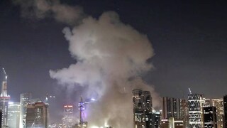 ഇസ്രായേലിലെ ടെൽ അവീവിൽ, ഇറാനിൽ നിന്നുള്ള മിസൈൽ ആക്രമണത്തെത്തുടർന്ന് പുക ഉയരുന്നു