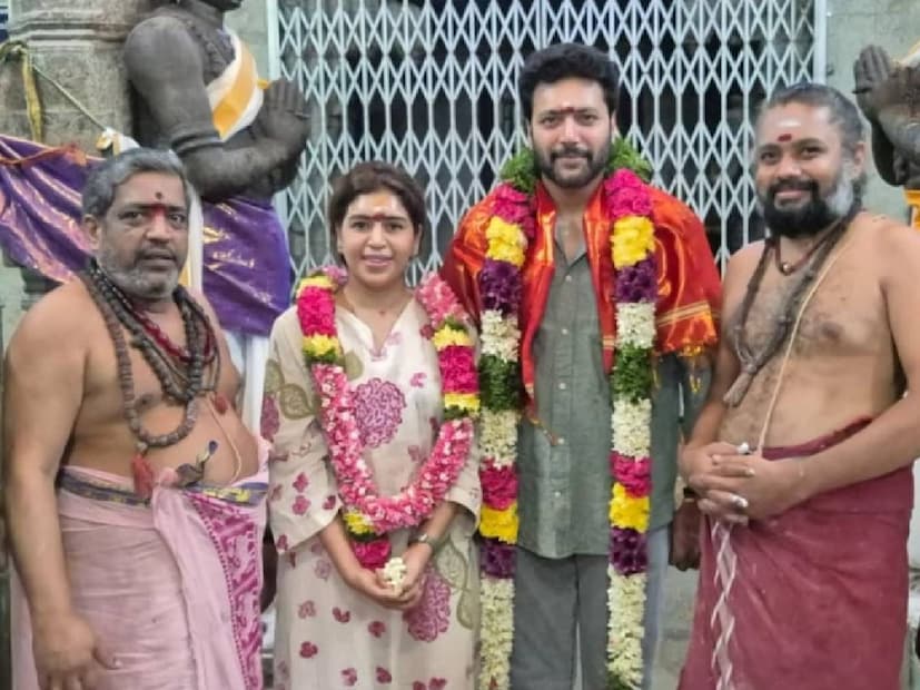 തമിഴ്നാട്ടിലെ പ്രശസ്തമായ കുന്ദ്രക്കുടി മുരുകൻ ക്ഷേത്രത്തിൽ കെനിഷാ ഫ്രാൻസിസിന്റെ ഒപ്പം ജയം രവി ദർശനം നടത്തിയ വിവരമാണ് പുറത്തുവന്നത്. ഇവിടുത്തെ പൂജാരിമാർക്കൊപ്പം രണ്ടുപേരും ഒരു ഫോട്ടോയ്ക്ക് പോസ് ചെയ്യുന്ന ദൃശ്യം കഴിഞ്ഞ ദിവസം മാധ്യമങ്ങളിലൂടെ പ്രചരിച്ചിരുന്നു. ഇതിനു മുൻപ് തമിഴ് ചലച്ചിത്ര നിർമാതാവിന്റെ മകളുടെ വിവാഹത്തിൽ കെനിഷയുമായി കൈപിടിച്ചു നടന്നു നീങ്ങുന്ന രവി മോഹന്റെ ദൃശ്യങ്ങൾ സോഷ്യൽ മീഡിയയിൽ വൈറലായി മാറാൻ അധിക സമയമെടുത്തില്ല. ഇതിനു പിന്നാലെ രവിയുമായി അകന്നു ജീവിക്കുന്ന ഭാര്യ ആരതി ഒരു നീണ്ട പ്രസ്താവനയുമായി അവരുടെ ഇൻസ്റ്റഗ്രാം ഹാൻഡിലിൽ എത്തിച്ചേർന്നിരുന്നു (തുടർന്ന് വായിക്കുക)