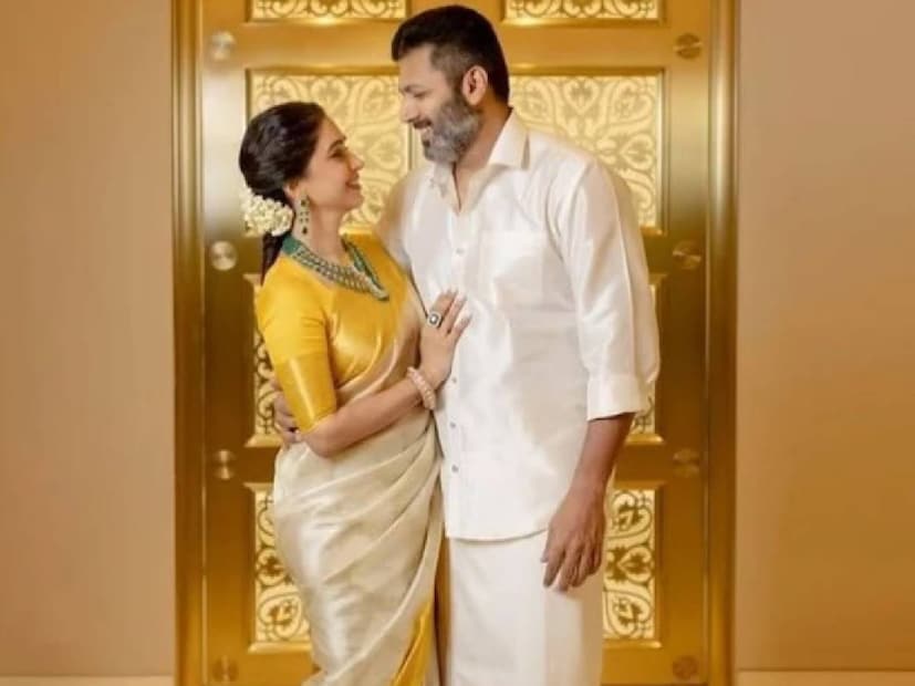 എന്നാൽ, മക്കളെ കാണാൻ പോലും തന്നെ അനുവദിക്കാറില്ല എന്നും, അവർക്ക് ചുറ്റും ബൗൺസർമാർ ഉണ്ടാവും എന്നുമാണ് രവി മോഹന്റെ ഭാഷ്യം. ആരതിയുമായി പിരിഞ്ഞ സമയത്തെല്ലാം തന്റെ വസ്തുവകകൾ അവർ കൈവശം വച്ചിരിക്കുന്നു എന്നല്ലാതെ മക്കളുടെ ചുമതലയെ കുറിച്ച് രവി മോഹൻ പരാതി ഉന്നയിച്ചിരുന്നില്ല. ഭാര്യയുമായി പിരിഞ്ഞു എന്ന് പറഞ്ഞ ശേഷം, രവി മോഹൻ തന്റെ അതുവരെയുള്ള സ്ക്രീൻ നാമമായ ജയം രവി ഉപേക്ഷിച്ചിരുന്നു. നിലവിൽ നടന്നുവരുന്ന അവരുടെ വിവാഹമോചന നടപടിയെക്കുറിച്ചും വാർത്ത പുറത്തുവരുന്നുണ്ട് 