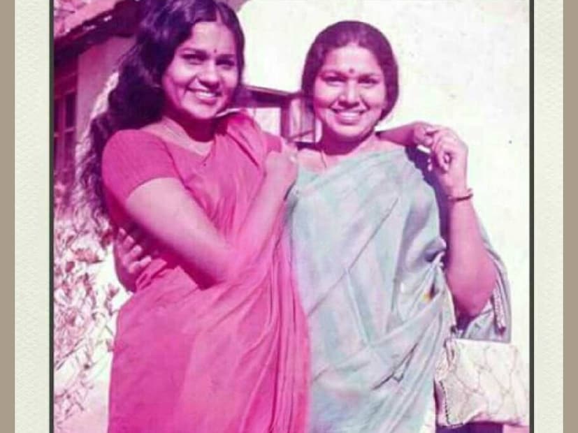 തന്റെ സമകാലീനയായിരുന്ന കെ.പി.എ.സി. ലളിതയോടൊപ്പമുള്ള കവിയൂർ പൊന്നമ്മയുടെ ചിത്രമാണിത്. നാന സിനിമാ വാരികയിൽ വർഷങ്ങൾക്ക് മുൻപ് പ്രസിദ്ധീകരിച്ചു വന്ന ചിത്രമാണ് ഇത്. ഏഴു മക്കളുള്ള കുടുംബത്തിലെ മൂത്തകുട്ടിയായി പിറന്ന പൊന്നമ്മയ്ക്ക് സംഗീതത്തോടായിരുന്നു കമ്പമെങ്കിലും, ഭാവിയിൽ അഭിനയമേഖലയിൽ മാറ്റുരയ്ക്കാനായിരുന്നു നിയോഗം. എം.എസ്. സുബ്ബലക്ഷ്മിയെ പോലെയാകണം എന്നായിരുന്നു ആഗ്രഹം. തോപ്പിൽ ഭാസിയുടെ 'മൂലധനം' എന്ന നാടകത്തിലൂടെ പതിമൂന്നാം വയസിലായിരുന്നു കവിയൂർ പൊന്നമ്മയുടെ അരങ്ങേറ്റം (തുടർന്ന് വായിക്കുക)
