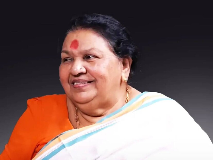 പോയവർഷം സെപ്റ്റംബർ മാസത്തിലാണ് കവിയൂർ പൊന്നമ്മയുടെ അന്ത്യം. മലയാള സിനിമയിലെ ഒരു യുഗാന്ത്യം എന്ന് വിളിക്കപ്പെടാവുന്ന വിയോഗമായി മാറി അത്. ചലച്ചിത്ര നിർമാതാവായിരുന്ന മണി സ്വാമിയായിരുന്നു അവരെ വിവാഹം ചെയ്തത്. ബിന്ദു ഏക മകളാണ്. മകളെ സ്നേഹിക്കാൻ അമ്മയ്ക്ക് സമയം കിട്ടിയിരുന്നില്ല എന്ന ആരോപണത്തിൽ ഒരിക്കൽ പൊന്നമ്മ മറുപടി പറഞ്ഞിരുന്നു. കുടുംബം മുന്നോട്ടു പോകണമെങ്കിൽ, താൻ തൊഴിലിനു പോകണമായിരുന്നു. ശേഷം, ഇടവേള കിട്ടുന്ന സാഹചര്യങ്ങളിൽ മകളെ വേണ്ടുവോളം ലാളിച്ചാണ് താൻ വളർത്തിയത് എന്ന് പൊന്നമ്മ പറഞ്ഞിരുന്നു