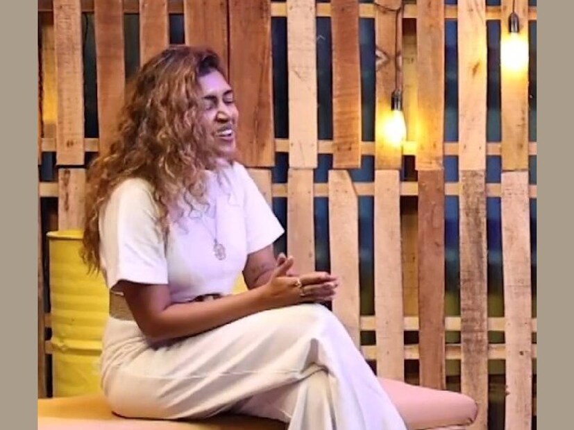 പോയ വർഷം സെപ്റ്റംബർ മാസത്തിലാണ് ആരതിയിൽ നിന്നും രവി മോഹൻ പിരിയുന്ന തരത്തിൽ വിവരം പുറത്തുവന്നത്. 2009ൽ വിവാഹം ചെയ്ത ദമ്പതികൾക്ക് രണ്ട് ആണ്മക്കളുണ്ട്. കെനിഷയുമായുള്ള ബന്ധം പ്രണയമാണോ, വിവാഹത്തിൽ എത്തുമോ തുടങ്ങിയ കാര്യങ്ങളിൽ രവി മോഹൻ പരസ്യപ്രസ്താവന നടത്തിയിട്ടില്ല എങ്കിലും, വളരെ അടുപ്പം സൂക്ഷിക്കുന്നതായി അദ്ദേഹത്തിന്റെ പ്രവർത്തികളിൽ നിന്നും സൂചന ലഭിച്ചുകഴിഞ്ഞു
