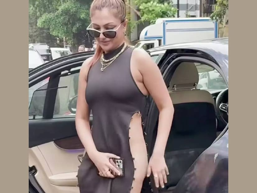 വസ്ത്രധാരണത്തിന്റെ പേരിൽ ഇത്തരത്തിൽ വിവാദനായികമാരായി മാറിയ താരങ്ങളാൽ സമ്പന്നമാണ് ബോളിവുഡ്. ഉർഫി ജാവേദ് അതിനൊരുത്തമ ഉദാഹരണമാണ്. അല്പവസ്ത്രധാരിയായി പുറത്തിറങ്ങി നടക്കുന്നതിന്റെ പേരിൽ ഉർഫി ജാവേദ് തലങ്ങും വിലങ്ങും വിമർശിക്കപ്പെട്ടു. ഉർഫിക്കൊപ്പം പിടിച്ചു നിൽക്കുന്ന വ്യക്തിയാണ് ഖുശി മുഖർജി. ബോളിവുഡ് പാപ്പരാസികളുടെ മുന്നിലേക്കാണ് ഇവ വന്നിറങ്ങുക എന്നതുകൊണ്ട് തന്നെ ഇവരുടെ ദൃശ്യങ്ങൾ സോഷ്യൽ മീഡിയയിൽ ചൂടപ്പം പോലെ പ്രചരിക്കാറുണ്ട് 