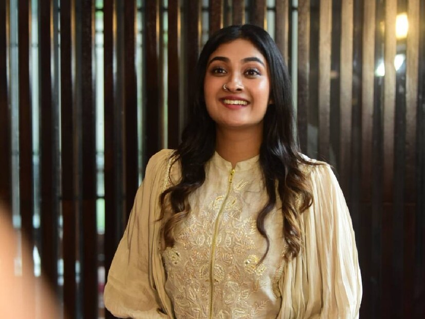 ഒരു ചാൻസ് വിളിച്ചു ചോദിക്കുക ബുദ്ധിമുട്ടാകും. എളുപ്പം അവസരം കിട്ടുന്ന മേഖലയല്ല സിനിമ. നമുക്കൊരു സമയം വരും, അപ്പോൾ മാത്രമേ വിളിക്കൂ. അങ്ങനെ വനിതയിൽ ഒരു അഭിമുഖം നൽകി. മകൾക്ക് സിനിമയിൽ താൽപ്പര്യമുണ്ട് എന്ന് അറിയിപ്പ് പോലെ നൽകി'. ഇത് അമ്മയെ അറിയിക്കണം എന്ന മനോജിന്റെ ഉപദേശപ്രകാരം കുഞ്ഞാറ്റ ചെന്നൈയിൽ പോയി ഉർവശിയെ കാണുകയും അമ്മയുടെ അനുഗ്രഹം തേടുകയും ചെയ്തു 