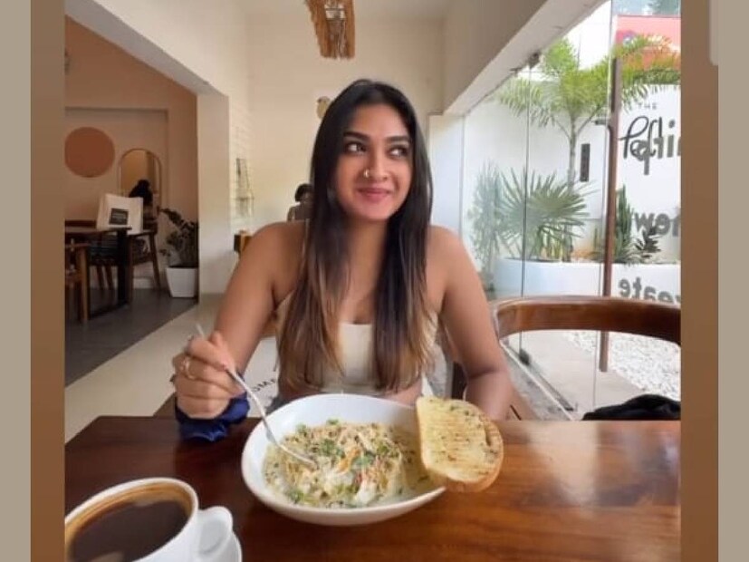 അച്ഛനും അമ്മയ്ക്കും താൻ സിനിമയിൽ വരുന്നതാണ് ഇഷ്‌ടം, നല്ലൊരു സ്ക്രിപ്റ്റ് കിട്ടിയാൽ തീരുമാനിക്കും എന്നാണ് സിനിമാ മോഹത്തെക്കുറിച്ചുള്ള ചോദ്യത്തിന് കുഞ്ഞാറ്റ മറുപടി പറഞ്ഞത്. മകളുടെ ആദ്യ സിനിമയെ കുറിച്ചുള്ള പത്രസമ്മേളനത്തിൽ ഉർവശിയെപ്പറ്റി സംസാരിക്കവേ വികാരാധീനനായ മനോജ് കെ. ജയന്റെ ദൃശ്യങ്ങൾ സോഷ്യൽ മീഡിയയിൽ വൈറലായി മാറിയിരുന്നു. മകൾ എങ്ങനെ സിനിമയിൽ എത്തി എന്ന കാര്യവും മനോജ് കെ. ജയൻ വിശദീകരിച്ചിരുന്നു (തുടർന്ന് വായിക്കുക)