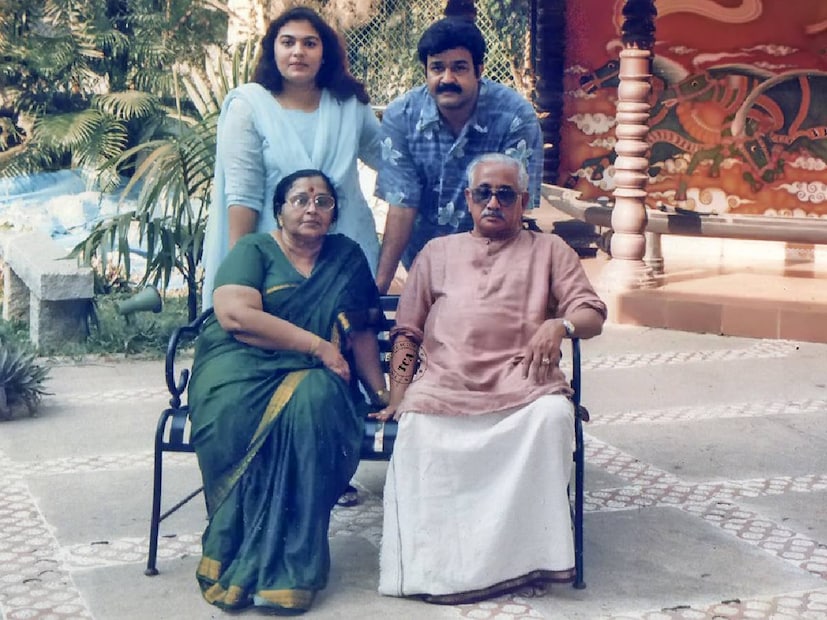 അതിന് ആകെ ഒരു കാര്യം മാത്രം ചെയ്താൽ മതി, മുഖത്തൊരു കണ്ണട വേണം. ശേഷം, തലമുടി പിന്നിലേക്ക് ഒതുക്കിക്കെട്ടുക കൂടി ചെയ്തതോടെ വിസ്മയ അച്ഛമ്മ ശാന്തകുമാരി തന്നെയെന്ന് പറയാതിരിക്കാൻ കഴിയില്ല. സുചിത്രയുടെ അമ്മയുടെ മുഖം ആർക്കും എവിടെയും പരിചിതമല്ല താനും. എന്നാലും, അച്ഛന്റെ അമ്മയുടെ മുഖവുമായുള്ള സാദൃശ്യം നിഷേധിക്കാനാവില്ല. പോയമാസം, മോഹൻലാലിന്റെ ജന്മദിനം പ്രണവും വിസ്മയയും ഭാര്യ സുചിത്രയും ചേർന്ന് ആഘോഷമാക്കിയിരുന്നു