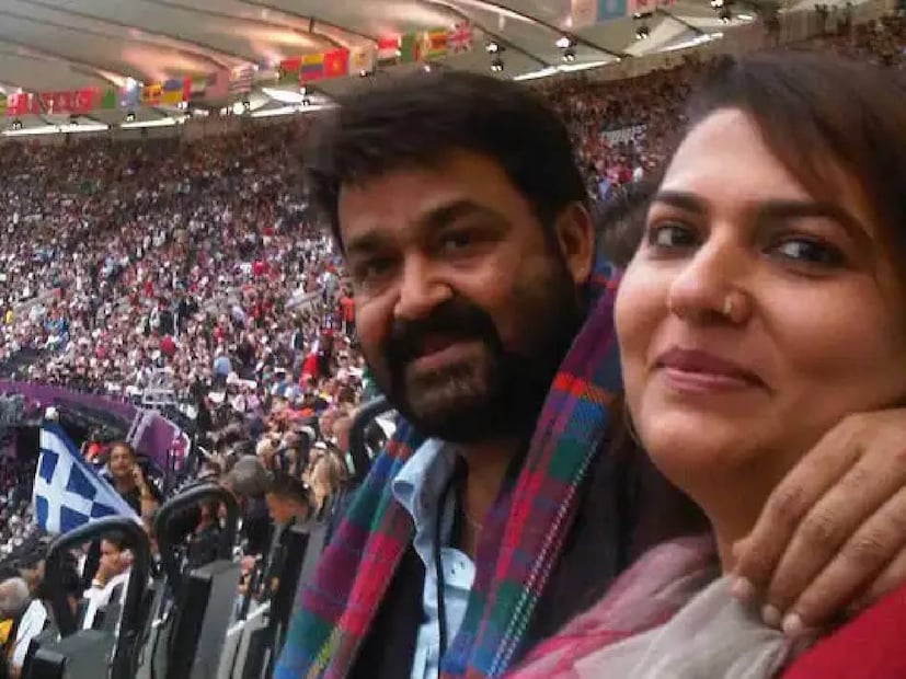 ഈ ഫ്ലാറ്റ് സ്ഥിതിചെയ്യുന്നത് ദുബായിലാണ്. അവിടുത്തെ വിശ്വപ്രസിദ്ധമായ ബുർജ് ഖലീഫയിലാണ് മോഹൻലാലിന്റെ അപ്പാർട്ട്മെന്റ്. ഇവിടെ 29-ാം നിലയിലാണ് മോഹൻലാലിന്റെ ഫ്ലാറ്റ്. വിസ്തീർണം 940 സ്‌ക്വയർ ഫീറ്റ്. ദുബായ് ഫൗണ്ടൻ അതിനു താഴെയുള്ള നഗരക്കാഴ്ചകൾ എന്നിവയിലേക്ക് ഒരു വ്യൂ നൽകുന്നതാണ് ഈ ഫ്ലാറ്റ്. 3.5 കോടി രൂപ അഥവാ 2.8 മില്യൺ  ദിർഹം നൽകിയാണ് മോഹൻലാൽ ഈ വീട് സ്വന്തമാക്കിയത്. വാങ്ങിയ നാളുകളിൽ ഇവിടെ നിന്നും മോഹൻലാലും സുചിത്രയും കൂടിയുള്ള ദൃശ്യങ്ങൾ സോഷ്യൽ മീഡിയയിൽ പ്രചരിച്ചിരുന്നു 
