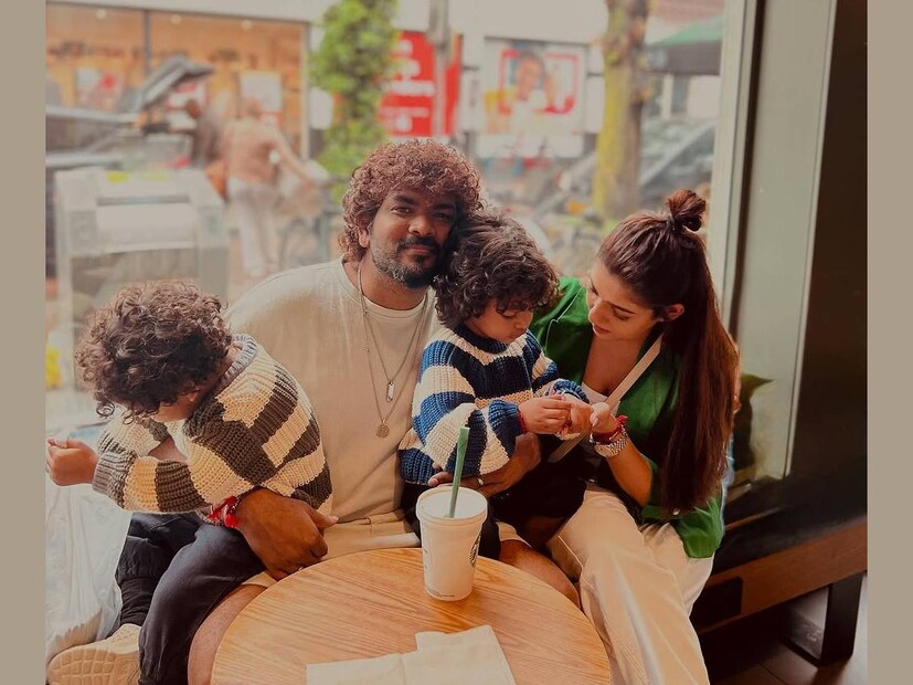 നേരം പുലരും മുൻപ് തന്നെ നയൻ‌താര, വിഗ്നേഷിനെയും മക്കളെയും ചേർത്ത് നിർത്തി ഒരുപിടി ചിത്രങ്ങൾ അവരുടെ ഇൻസ്റ്റഗ്രാം പേജിൽ പോസ്റ്റ് ചെയ്തു. അമ്മയായും ഭാര്യയായും മിന്നിമറിയുന്ന തന്റെ വ്യക്തതിജീവിതത്തിലെ ഏടുകൾ ഈ ചിത്രങ്ങളിൽ തെളിയുന്നു. മക്കൾക്കും ഇക്കൊല്ലം മൂന്നു വയസ് തികയും. കൈക്കുഞ്ഞുങ്ങൾ എന്ന നിലയിൽ നിന്നും തിരിച്ചറിവിന്റെ ലോകത്തേക്ക് പിച്ചവെച്ചു നീങ്ങുകയാണ് നയൻ‌താരയുടെ ഇരട്ടക്കുട്ടികൾ. നയൻസും വിക്കിയും ഈ സന്തോഷങ്ങൾ കൈനീട്ടി വാങ്ങുമ്പോൾ മൂന്നു വർഷം മുൻപ് നടന്ന ഒരു പ്രഖ്യാപനം പലരും കേട്ടിരിക്കും (തുടർന്ന് വായിക്കുക)