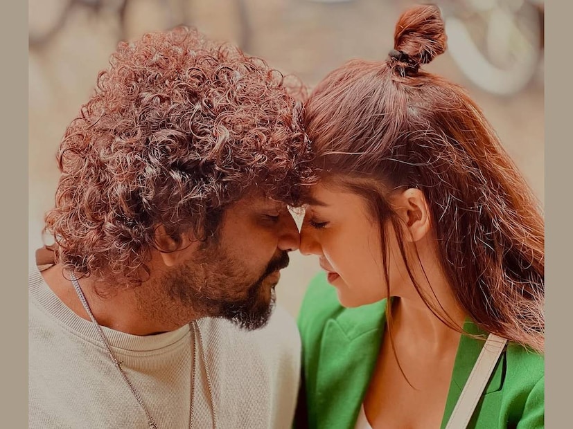 വേണു സ്വാമിയുടെ പ്രവചനങ്ങൾക്കെതിരെ താരസംഘടന പോലും രംഗത്തു വന്നിരുന്നു. എന്തായാലും നയൻതാരയ്ക്കും വിഗ്നേഷ് ശിവനും ഇതൊന്നും ഏൽക്കില്ല. നയൻ‌താരയുടെ കുടുംബത്തെ ഏറെ സ്നേഹിക്കുന്ന മരുമകൻ കൂടിയാണ് വിഗ്നേഷ്. പ്രത്യേകിച്ചും അമ്മ ഓമനയ്ക്ക് തന്റെ മകനോളം സ്നേഹമാണ് മരുമകൻ വിക്കിയോടും. 'അമ്മ: ചക്കരയുമ്മ' എന്നാണ് വിക്കി അമ്മയുടെ പേര് ഫോണിൽ സേവ് ചെയ്തിട്ടുളളതും. പവർ കപിൾ ഇനിയും നേട്ടങ്ങൾ കയ്യെത്തിപിടിക്കട്ടെ, അവരുടെ ഉയിരിനെയും ഉലകത്തെയും ചേർത്തുപിടിച്ച്
