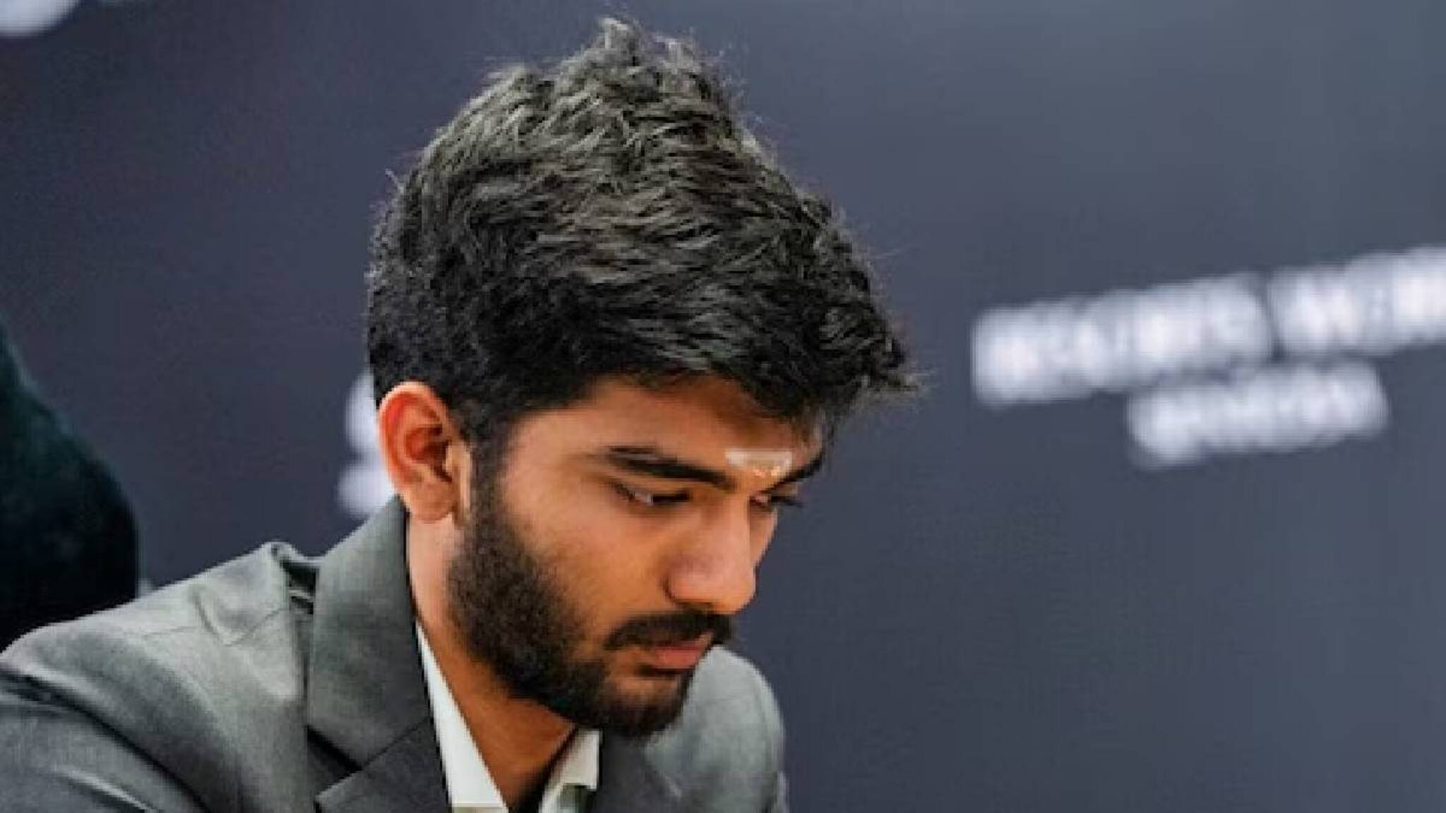 നോർവേ ചെസ്സിൽ മാഗ്നസ് കാൾസണെ തകർത്ത് ഇന്ത്യയുടെ ഗുകേഷ്; രോഷം മേശയിലിടിച്ച് തീർത്ത് കാൾസൺ