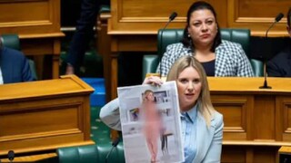 തന്റെ AI- നിർമ്മിച്ച നഗ്നചിത്രവുമായി ന്യൂസിലൻഡ് എംപി ലോറ മക്ലൂർ പാർലമെന്റിൽ . (കടപ്പാട്: എക്സ്)
