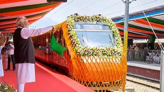 ജമ്മു കശ്മീരിൽ വന്ദേ ഭാരത് ട്രെയിൻ പ്രധാനമന്ത്രി മോദി ഫ്ലാഗ് ഓഫ് ചെയ്യുന്നു (പിടിഐ ചിത്രം)

