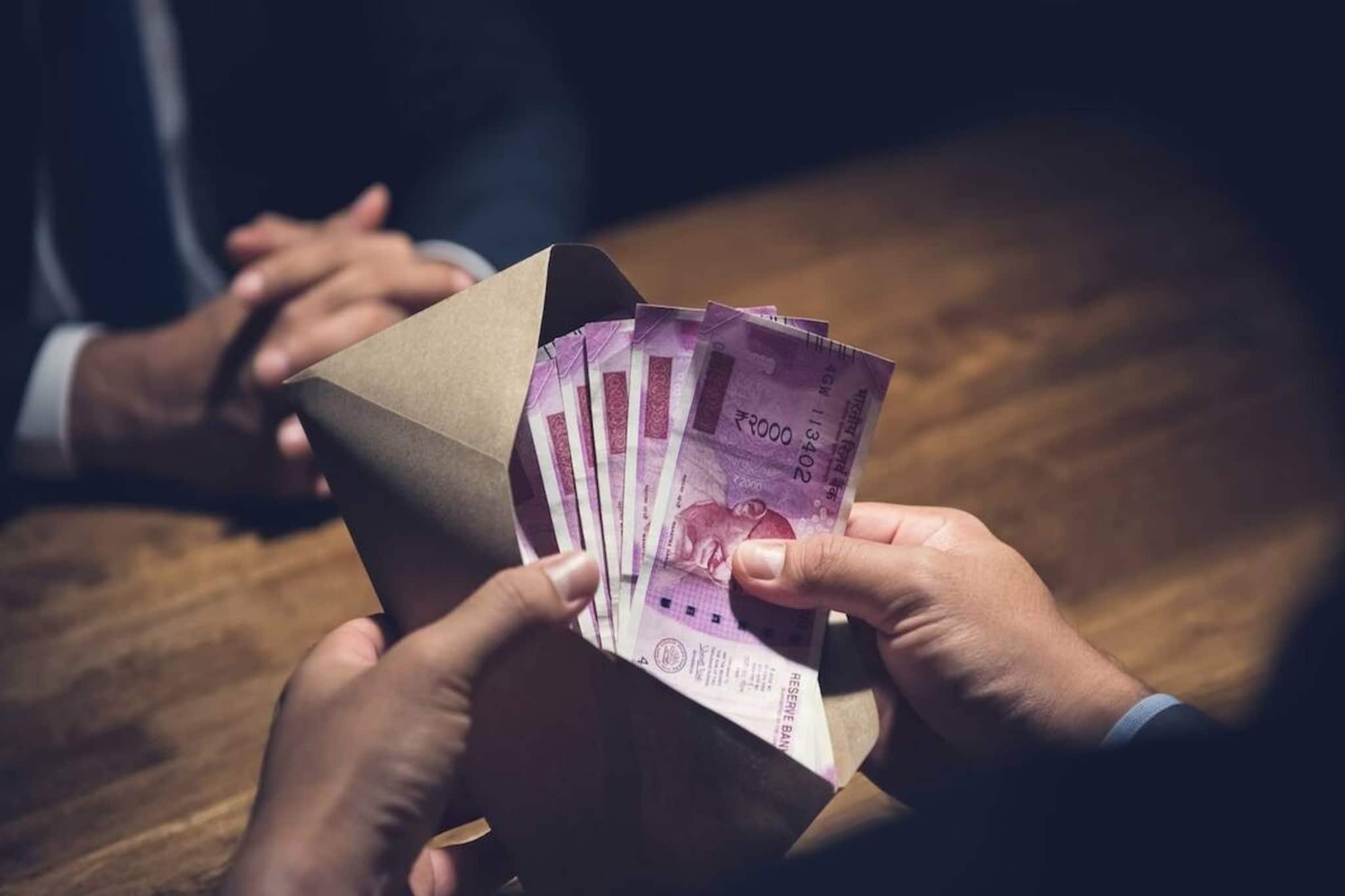 ഐഎഎസ് ഉദ്യോഗസ്ഥൻ പത്ത് ലക്ഷം രൂപ കൈക്കൂലി വാങ്ങി; വീട്ടിൽ നിന്ന് വിജിലൻസ് കണ്ടെടുത്തത് 47 ലക്ഷം രൂപ