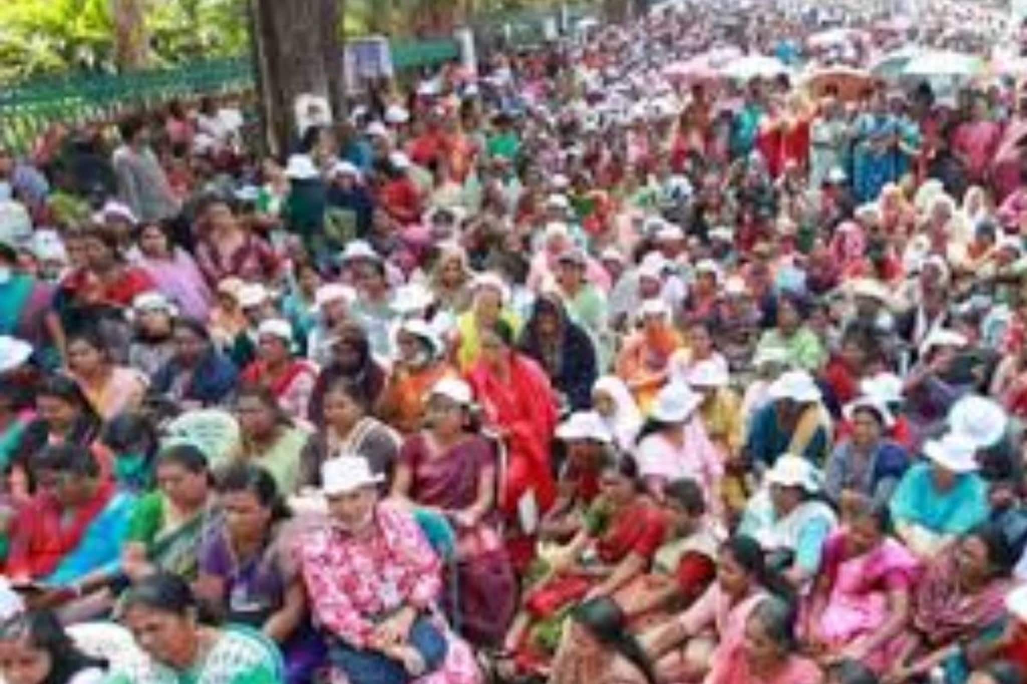 ആശാ വർക്കർമാരുടെ പ്രതിമാസ ഓണറേറിയം 1000 രൂപ വര്ധിപ്പിച്ചു; ചെറിയവർധനവ് മാത്രം, സമരം തുടരുമെന്ന് ആശമാർ ആശാ വർക്കർമാരുടെ പ്രതിമാസ ഓണറേറിയം 1000 രൂപ വര്ധിപ്പിച്ചു; ചെറിയവർധനവ് മാത്രം, സമരം തുടരുമെന്ന് ആശമാർ