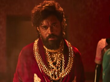 Nivin Pauly in Benz