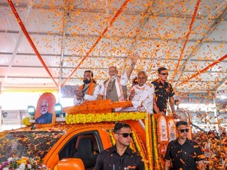 മെയ് 30 ന് ബിഹാറിലെ റോഹ്താസ് ജില്ലയിൽ ഒരു പൊതുയോഗത്തിൽ പ്രധാനമന്ത്രി നരേന്ദ്ര മോദിയും ബീഹാർ മുഖ്യമന്ത്രി നിതീഷ് കുമാറും ഉപമുഖ്യമന്ത്രി സാമ്രാട്ട് ചൗധരിയും
