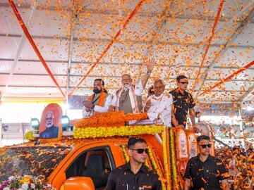 മെയ് 30 ന് ബിഹാറിലെ റോഹ്താസ് ജില്ലയിൽ ഒരു പൊതുയോഗത്തിൽ പ്രധാനമന്ത്രി നരേന്ദ്ര മോദിയും ബീഹാർ മുഖ്യമന്ത്രി നിതീഷ് കുമാറും ഉപമുഖ്യമന്ത്രി സാമ്രാട്ട് ചൗധരിയും