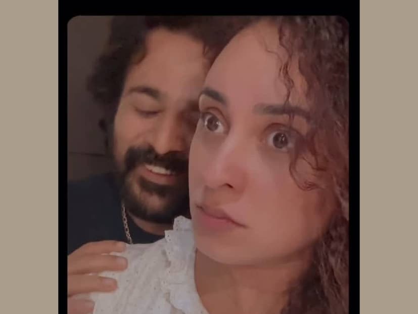 ഏതുനേരവും വീട്ടുകാരുടെ ശ്രദ്ധയാവശ്യമുള്ള പ്രായത്തിലാണ് പേളിയുടെ മക്കളായ നിലയും നിതാരയും. നിതാരയ്ക്ക് ആകെ ഒരുവയസു പിന്നിട്ടതേയുള്ളൂ. ആയതിനാൽ, അമ്മയുടെ അടുത്തു നിന്നും മാറി നിൽക്കാറായിട്ടില്ല. പക്ഷേ, പേളിയുടെ അച്ഛനും അമ്മയും രണ്ടുപേരുമായി നല്ല ചങ്ങാത്തത്തിലാണ്. അപ്പൂപ്പനും അമ്മൂമ്മയും വീട്ടിൽ വന്ന തക്കത്തിൽ പേളി കുട്ടികൾ രണ്ടുപേരെയും അവരുടെ ഒപ്പമയച്ചു. പിന്നെ വീട്ടിൽ ആകെ പേളിയും ശ്രീനിഷും മാത്രം. ശ്രീനിഷ് ആ തക്കത്തിന് ഉറക്കം പിടിച്ചു. എന്നാൽ, പേളി വെറുതേ ഇരുന്ന് ടി.വി. കണ്ട് സമയം പാഴാക്കുന്നതിനേക്കാൾ മറ്റെന്തെങ്കിലും ചെയ്യാം എന്ന തീരുമാനത്തിലെത്തുകയായിരുന്നു 