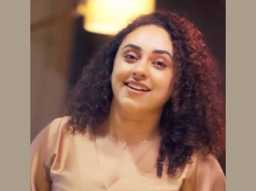 ഗർഭിണിയായ നാളുകളിൽ പേളി ശരീരഭാരവുമായി ഏറെ മല്ലിട്ടിരുന്നു. ഈ നാളുകളിൽ പലപ്പോഴും വലിയ അളവിലെ അയഞ്ഞ വസ്ത്രങ്ങളാണ് പേളി മാണി ധരിച്ചത്. ഇതിൽ ചിലത് ചുരിദാർ ആയിരുന്നു എന്ന് പേളി. അതെല്ലാം പേളി സ്വന്തമായി യാത്ര ചെയ്തു പോയി, തുണിയെടുത്ത് തുന്നി എടുപ്പിച്ചവയായിരുന്നു. കുഞ്ഞിന് മുലപ്പാൽ കൊടുക്കാൻ വേണ്ടിയുള്ള സൗകര്യവും കൂടി ചേർന്നതായിരുന്നു ആ ചുരിദാറുകൾ. ഇന്നിപ്പോൾ ആകെ ഫ്രീയായി കിട്ടിയ നേരം നല്ല രീതിയിൽ വിനിയോഗിക്കാൻ ഇറങ്ങിയതാണ് പേളി മാണി 