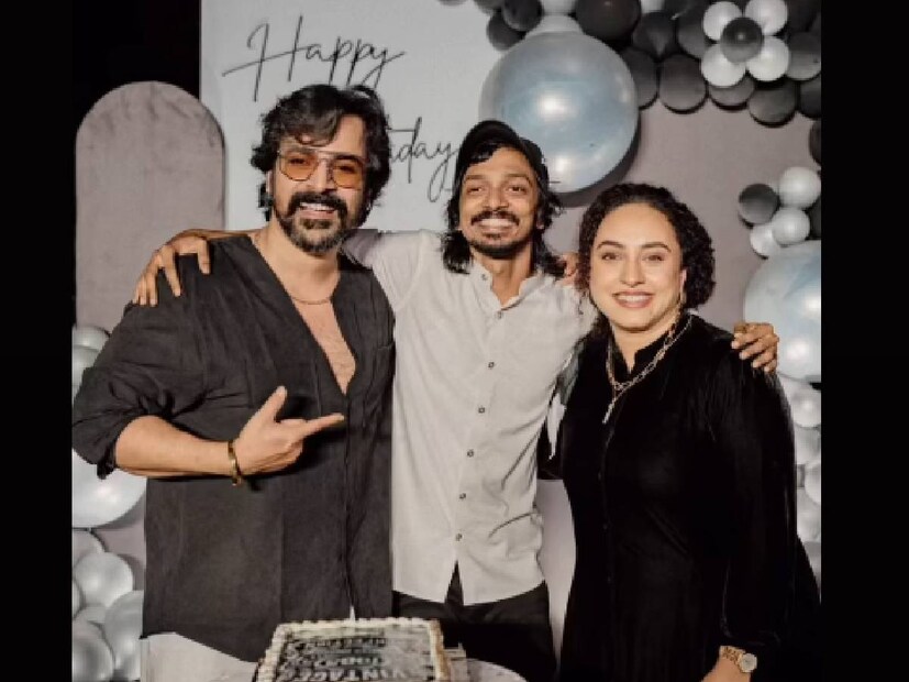 ഇത്തവണ ശ്രീനിഷ് അരവിന്ദിന്റെ ജന്മദിനത്തിൽ, നിരവധിപ്പേർ ആശംസ അറിയിച്ചിരുന്നു. രാവിലെ മുതൽ അതെല്ലാം ഒന്നുവിടാതെ പോസ്റ്റ് ചെയ്യുന്ന തിരക്കിലായിരുന്നു ശ്രീനിഷ്. ഭാര്യ പേളിയുടെ ആശംസ വരാൻ പിന്നെയും സമയമെടുത്തു. അമ്മയുടെ ഉത്തരവാദിത്തങ്ങളിൽ പേളി മറന്നുപോയിക്കാണും എന്നുമാത്രമേ തോന്നാൻ ഇടയുള്ളൂ. എന്നാൽ, ആശംസ പിന്നീട് എത്തിച്ചേർന്നു. അതോടൊപ്പം തന്നെ താനൊരു സൂപ്പർ മമ്മിയും ഭാര്യയുമാണ് എന്ന് പേളി മാണി വീണ്ടും വീണ്ടും തെളിയിക്കുകയും ചെയ്തു (തുടർന്ന് വായിക്കുക)