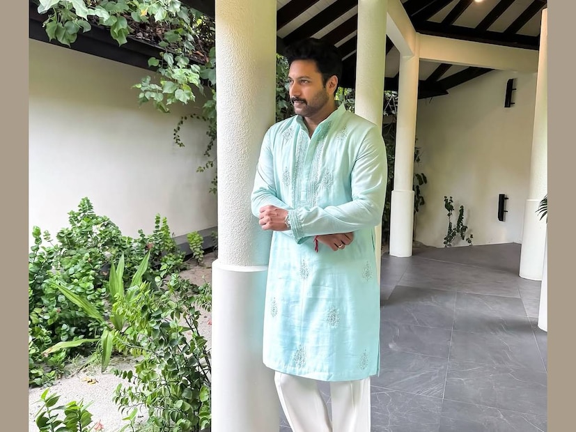 രവി മോഹൻ ഇതിനു ശേഷം ഇൻസ്റ്റഗ്രാമിൽ പോസ്റ്റ് ചെയ്ത ചിത്രങ്ങളുടെ പരമ്പരയിൽ പലരും രൂക്ഷമായി പ്രതികരിച്ചു. ഇതിൽ രവി ധരിച്ചിട്ടുള്ള കുർത്തയെ നോക്കി ചുരിദാർ ആണോ അളവെടുത്തു തയ്പ്പിച്ചതാണോ എന്നെല്ലാം ചോദിക്കുന്നവരുണ്ട്. രവിയുടെ ഭാര്യയെയും മക്കളെയും ഓര്മപ്പെടുത്താനും ചിലർ മറന്നില്ല. ആരതിയിൽ നിന്നും രവി അകന്നു പോയ ശേഷം രണ്ട് കുട്ടികളും അമ്മയുടെ സംരക്ഷണയിലാണ്. ആരതി ഇൻസ്റ്റഗ്രാമിൽ പോസ്റ്റ് ചെയ്ത നീണ്ട പ്രസ്താവനകൾ ഒന്നിൽ പറയുന്നതും ഇതാണ്