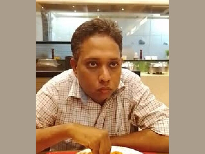 ഇന്ത്യൻ സിനിമ ഗാലറിയോട് സംസാരിച്ച സന്തോഷ് വർക്കി, തന്റെ ഗൂഗിൾ പേ അക്കൗണ്ട് എടുത്തുകാട്ടിയാണ് ഇതാണ് തന്റെ ഒരുദിവസത്തെ വരുമാനം എന്ന് പറയുന്നത്. ഇത് കാണിച്ച് പണി വാങ്ങി തരല്ലേ, ജീവിച്ചു പൊയ്ക്കോട്ടേ എന്നും സന്തോഷ് അഭ്യർത്ഥിക്കുന്നുണ്ട്. എല്ലാ ദിവസവും വർക്കിക്ക് ആയിരക്കണക്കിന് ആശംസാ വീഡിയോ പോസ്റ്റ് ചെയ്യാനുള്ള അഭ്യർത്ഥന ലഭിക്കാറുണ്ടത്രെ. കേരളത്തിൽ മാത്രമല്ല, കേരളത്തിന് പുറത്തു നിന്നും ഇദ്ദേഹത്തിന് വിളി വരാറുണ്ട് 