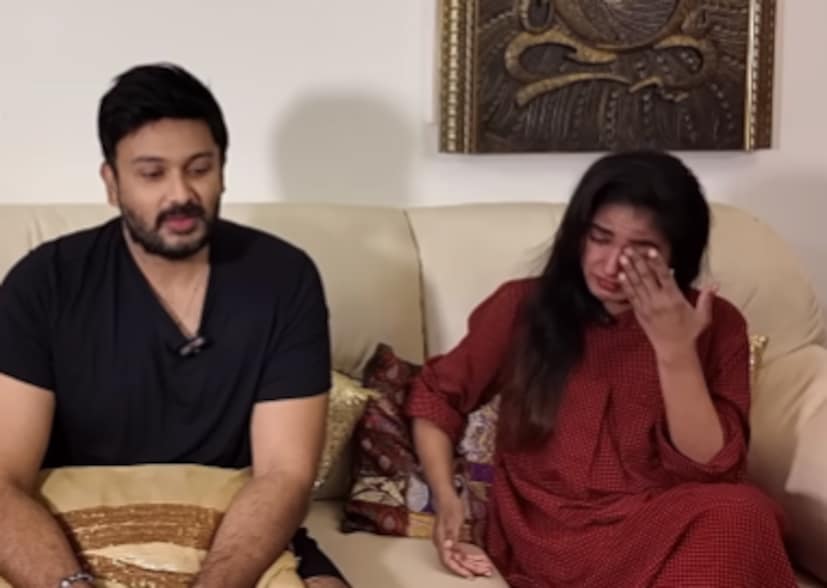 രോ​ഗാവസ്ഥയെ കുറിച്ചു പറയുമ്പോൾ നിയന്ത്രിക്കാനാകാതെ പ്രിയ മോഹൻ കരയുകയായിരുന്നു. കട്ടിലിൽ നിന്നും എഴുന്നേൽക്കണമെങ്കിൽ വസ്ത്രം മാറണമെങ്കിൽ ഒന്ന് പുറം ചൊറിയണമെങ്കിൽ പോലും ഇപ്പോൾ തനിക്ക് പരസഹായം വേണമെന്നാണ് പ്രിയയുടെ വാക്കുകൾ. കൈകൊണ്ട് ഒരു പ്ലേറ്റ് പോലും എടുക്കാൻ സാധിക്കാത്തതിനാൽ എന്തിനാണ് ഇങ്ങനെ ജീവിച്ചിരിക്കുന്നുവെന്ന് പലതവണ തനിക്ക് തോന്നിയെന്നും നടി വ്യക്തമാക്കുന്നു.