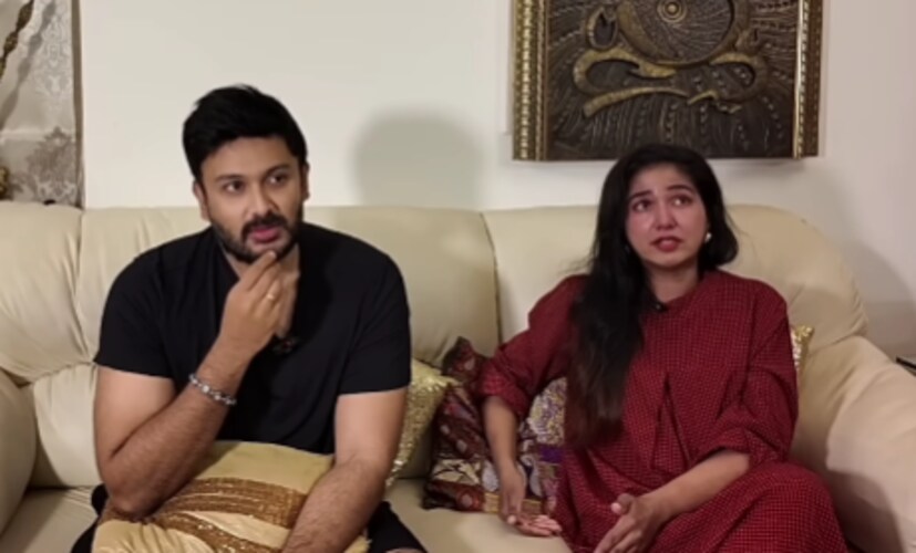  ശരീരമാസകലം പേശികൾക്കും സന്ധികൾക്കും വേദനയുണ്ടാക്കുന്ന അപൂർവ രോ​ഗമായ ഫൈബ്രോമയാൾജിയ തന്നെ ബാധിച്ചെന്നാണ് പ്രിയ മോഹന്റെ വെളിപ്പെടുത്തൽ. ചലന ശേഷിയിൽ നേരിയ കുറവ്, ദൈനംദിന കാര്യങ്ങൾ പോലും സ്വന്തമായി ചെയ്യാൻ കഴിയാത്ത അവസ്ഥയാണ് പ്രിയക്കിപ്പോൾ. ക്ഷീണം, വേദന, ഉറക്കമില്ലായ്മ, ഡിപ്രഷൻ തുടങ്ങിയ അവസ്ഥകളെല്ലാം ഇതോടനുബന്ധിച്ച് ഉണ്ടായെന്നുമാണ് പ്രിയ പറയുന്നത്. ഭർത്താവ് നിഹാലിനോടൊപ്പം സ്വന്തം യൂട്യൂബ് ചാനലിൽ പങ്കുവച്ച വീഡിയോയിലാണ് ഇക്കാര്യങ്ങൾ പറഞ്ഞത്.