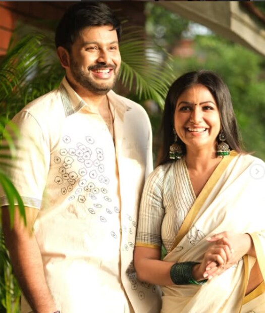  പൂർണിമ മോഹന്റെ സഹോദരി എന്നതിലുപരി നടിയായും യൂട്യൂബറായും സംരംഭകയായുമായിട്ടാണ് പ്രിയ മോഹനെ ( Priya Mohan) അറിയപ്പെടുന്നത്. പ്രിയയോടൊപ്പം ഭർത്താവ് നിഹാലും യൂട്യൂബിൽ വീഡിയോയെടുക്കുന്നതിൽ സജീവമാണ്. അടുത്തിടെ സ്ഥിരീകരിച്ച അപൂർവ്വ രോ​ഗത്തെ കുറിച്ച് സംസാരിക്കുകയാണ് പ്രിയയും ഭർത്താവും.