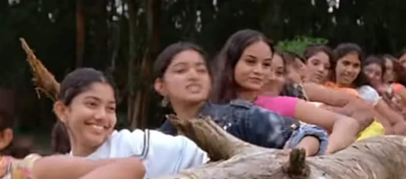  മലയാളത്തിലെ എക്കാലത്തെയും സൂപ്പർഹിറ്റ് ചിത്രങ്ങളിൽ ഒന്നാണ് ലോഹിതദാസ് രചനയും സംവിധാനവും നിർവഹിച്ച കസ്കൂരിമാൻ. കുഞ്ചാക്കോ ബോബനും മീര ജാസ്‌മിനുമായിരുന്നു പ്രധാന താരങ്ങൾ. ഈ ചിത്രം ഇതേ പേരിൽ ലോഹിതദാസ് തന്നെ തമിഴിലും സംവിധാനം ചെയ്തു. കുഞ്ചാക്കോ ബോബന്റെ വേഷം പ്രസന്ന ആണ് അവതരിപ്പിച്ചത്. ഈ ചിത്രത്തിലൂടെ ആ വര്‍ഷത്തെ മികച്ച നടിക്കുള്ള കേരള സംസ്ഥാന ചലച്ചിത്ര പുരസ്‌കാരവും മീരാ ജാസ്മിന് ലഭിച്ചു. ചിത്രത്തിന്റെ തമിഴ് പതിപ്പിലായിരു്നനു സായ് പല്ലവി അഭിനയിച്ചിരിക്കുന്നത്.
