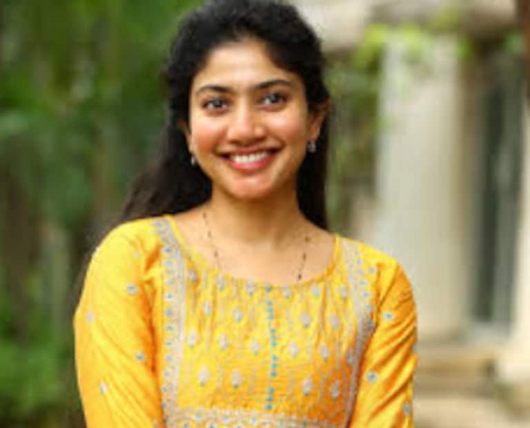  അത് മറ്റാരുമല്ല, സായ്‌പല്ലവി ആണ്. ചിത്രത്തിലെ ഡാൻസ് സീനിൽ മീര ജാസ്മിനിൽ പിന്നിലായി നൃത്തം വച്ചത്. അന്നത്തെ ആ ചിത്രമാണ് ഇപ്പോൾ സമൂഹമാദ്ധ്യമങ്ങളിൽ ശ്രദ്ധപിടിച്ചു പറ്റുന്നത്. ഇന്ന് കോടികൾ പ്രതിഫലം വാങ്ങുന്ന നടിയാണ് സായ്പല്ലവി. നടിയുടെ പുതിയ ചിത്രമായ രാമായാണത്തിൽ 20 കോടിയാണ് പ്രതിഫലം വാങ്ങുന്നത്.