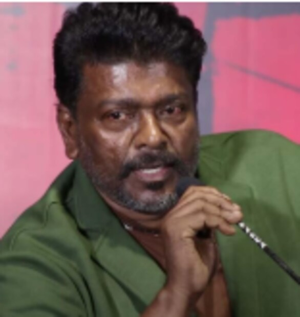  നടി സുഹാസിനിയ്ക്ക് താൻ സുന്ദരിയാണെന്ന അഹങ്കാരമാണെന്ന് നടൻ പാർഥിപൻ. 'വെർഡിക്റ്റ്' എന്ന ചിത്രത്തിന്റെ ട്രയ്ലർ ലോഞ്ചിനിടെയാണ് സുഹാസിനിയെ കുറിച്ചുള്ള പാർഥിപന്റെ പരാമർശം. ദ വെർഡിക്റ്റ് എന്ന ചിത്രത്തിൽ സുഹാസിനിയും മുഖ്യവേഷത്തിലുണ്ട്.