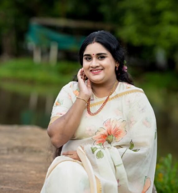  ദിയ കൃഷ്ണയുടെ സ്ഥാപനത്തിലെ ജീവനക്കാര്&#x200d; നടത്തിയ സാമ്പത്തിക തട്ടിപ്പിനെക്കുറിച്ചാണ് ഡിംപിൾ പുതിയ വീഡിയോയിൽ സംസാരിച്ചിരിക്കുന്നത്. ദിയയെപ്പോലെ തന്നെ ഓൺലൈൻ ബിസിനസ് നടത്തുന്നയാളാണ് ഡിംപിളും. സാരിയോടൊപ്പം ആഭരണങ്ങളും ഡിംപിൾ വില&#x200d;ക്കുന്നുണ്ട്.